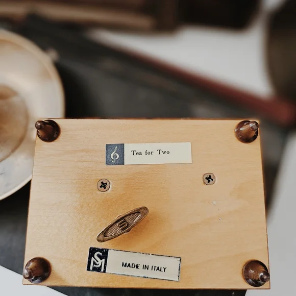 VINTAGE "Sorrento" Music Box With Brown Floral Design - Picture 6 of 6